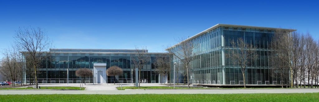 Gläsernes Bürogebäude des GlessHub im Millennium Park unter blauem Himmel