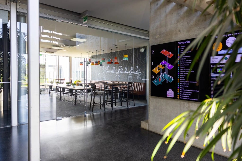 Cafeteria und Aufenthaltsbereich im GlessHub
