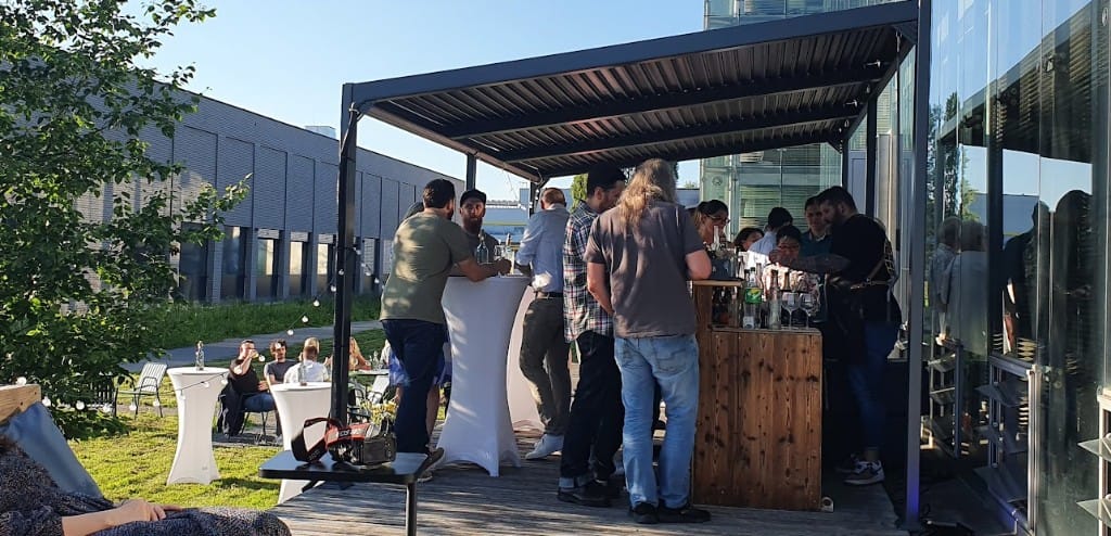 Community auf der Terrasse am GlessHub