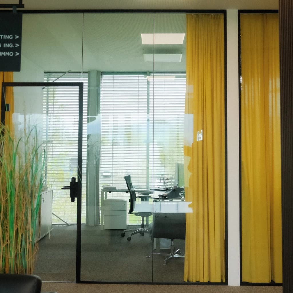 Private Office mit Glasfront und hellem Arbeitsplatz im GlessHub